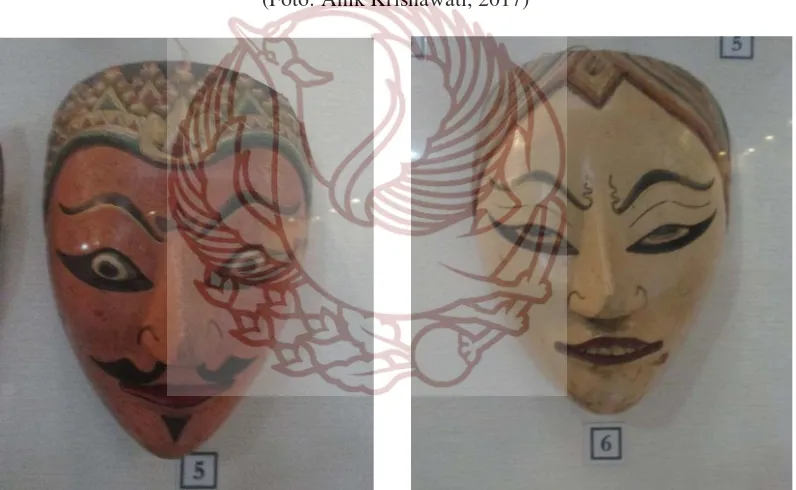 Gambar 41.Topeng klasik tokoh Prabu Lembu Amijoyo (kiri) dan topeng klasik tokoh Narawangsa (kanan)  (koleksi Museum Sono Budyo) (Foto: Anik Krisnawati, 2017) 