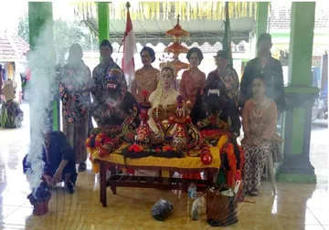 Gambar 4 : Prosesi ritual kesenian Raksasa di Balai desa Salamrejo.