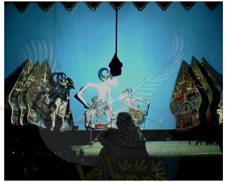 Gambar 3. Wrekudara menyerahkan gada Rujak Polo yang telah diubah menjadi patung menyerupai dirinya kepada Drestarastra