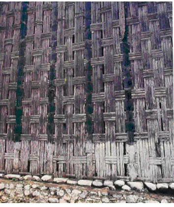 Gambar  35: Dinding belakang memakai bahan material buluh  (bambu) 