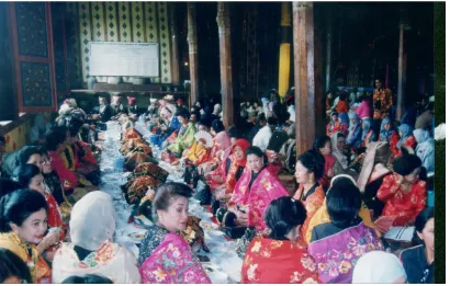 Gambar 13:  Juadah yang dibawa di dalam dulang terdiri dari nasi lemak (ketan), nasi kuning, wajik beserta  pinyaram (kue cucur) dan kerupuk kembang goyang 