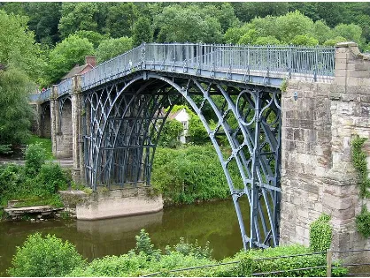 Gambar 1: Coalbrookdale Arch Bridge di Inggris, dibuka pada tanggal, 01 – 01 – 1781.Sumber : http://en.wikipedia.org/wiki/File:Ironbridge_6.jpg