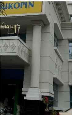 Gambar 3. II. 2.  Kolom pada bangunan Bank Bukopin yang menunjukkan ornamentasi dari Arsitektur Klasik Sumber: Dokumen Pribadi, 2013 