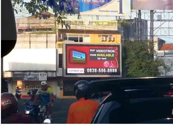 Gambar 2.1 Reklame videotron di persimpangan jalan Kertajaya 
