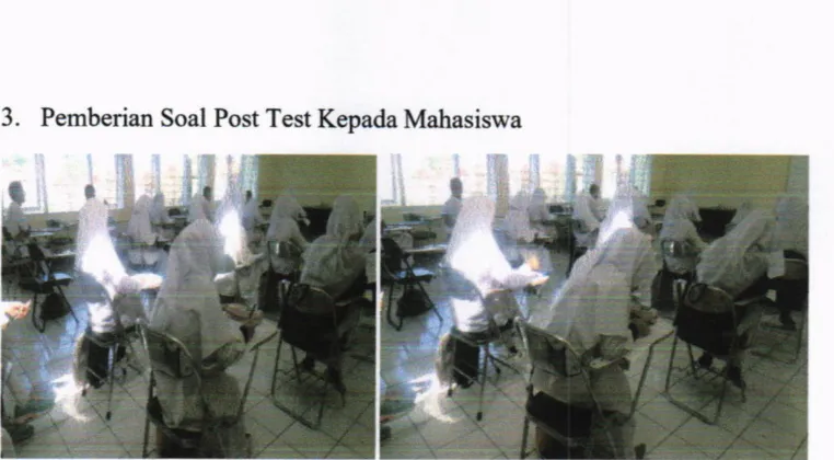 Gambar 12. Pemberian Soal Post Test Kepada Mahasiswa