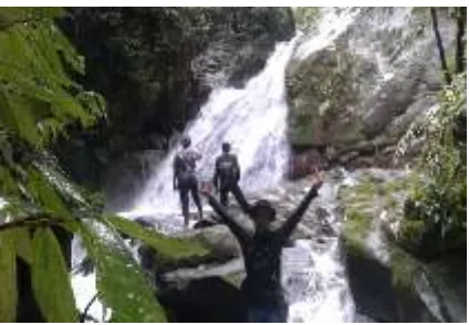 Gambar 2. Air Terjun di Desa Kinopasan Untuk menikmati keindahan air terjun di berjalan kaki sekitar ± 2-3 km dari Desa berarus, maka untuk sampai ketempat air terjun Desa Kinopasan dapat ditempuh dengan Kinopasan