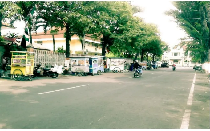 Gambar 1.1 Pedagang Kaki Lima di Area Sekitar Alun- alun Kota Mojokerto 