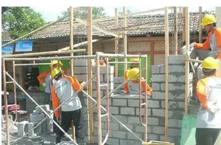 Gambar 5.1 Tukang Bangunan Sedang Membangun Rumah