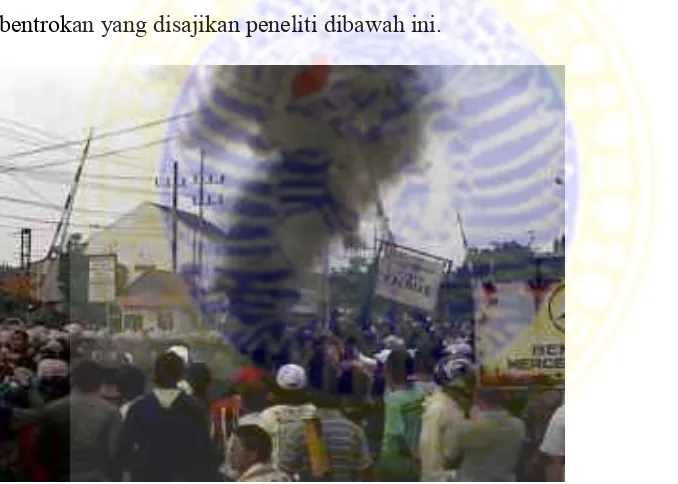 Gambar III.2. Foto aksi perlawanan LSM KALIMAS Surabaya. Sumber: Sindophoto.com 