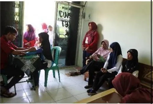 Gambar 2. Pemeriksaan tekanan darah dalam pendeteksian hipertensi pada ibu-ibu  Bantar Kulon dan Bantar Wetan 