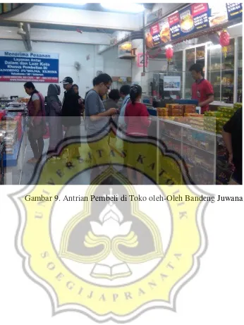 Gambar 9. Antrian Pembeli di Toko oleh-Oleh Bandeng Juwana 