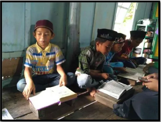 Gambar 4.9  : Salah satu kegiatan mengajar di TPA Desa Parak  Kecamatan Bontomanai Kab