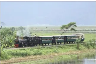 Gambar 3  Rangkaian Kereta Api dengan Lokomotif Uap Melintasi Rawa Pening Sumber: http://heritage.kereta-api.co.id 