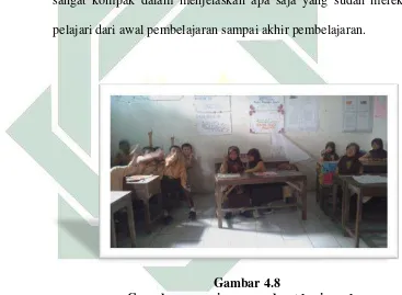  Gambar 4.8 Guru bersama siswa membuat kesimpulan 