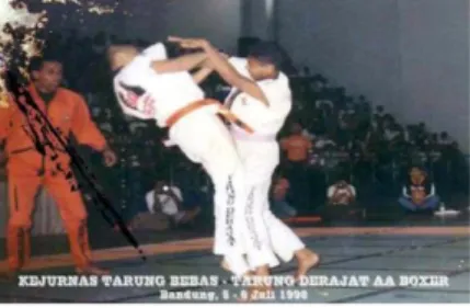 Gambar 4: Kejuaraan Tarung Derajat –Tarung Bebas AA BOXER 1  Tarung Derajat di ikut sertakan pada PON XV-2000 di Surabaya untuk  pertama kalinya sebagai cabang olahraga Eksibisi,lalu  menggelar PON XVII  tahun  2008  di  Kaltim  dan  Kejuaraan  Tarung  Der