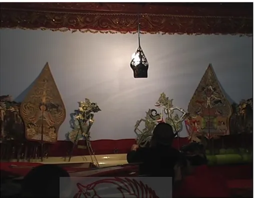 Gambar 7. Raden Singamulangjaya dipeluk oleh   Prabu Menarisinga (Repro: DVD lakon Menarisinga) 