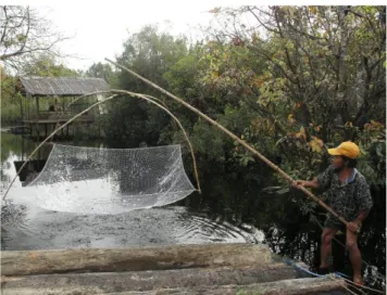 Gambar 8.  Penangkapan  ikan  menggunakan  hanco  (Foto:  Haryono- Haryono-LIPI) 
