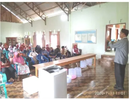 Gambar 2 Pemberian Materi 