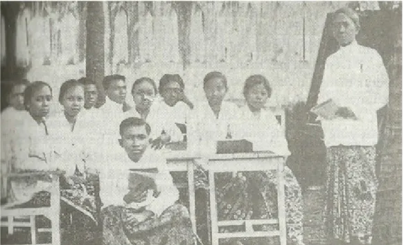 Gambar Guru dan Murid pada Sekolah Pribumi Pada Masa Hindia Belanda .
