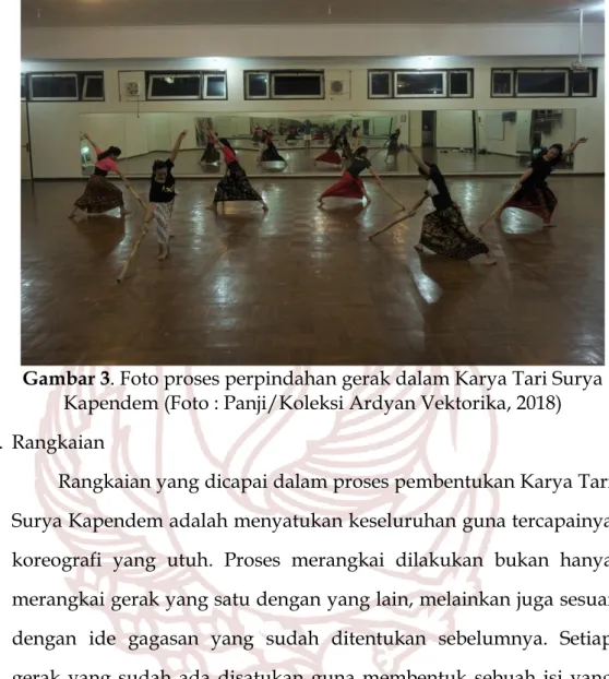 Gambar 3. Foto proses perpindahan gerak dalam Karya Tari Surya  Kapendem (Foto : Panji/Koleksi Ardyan Vektorika, 2018)  5