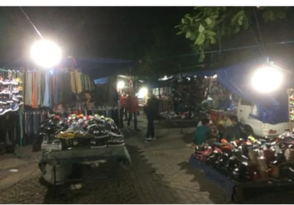 Gambar  3.  Pasar  Malam  Tegalega  sebagai  contoh  pasar  kaget  yang  menggunakan  ruang  publik  (Sumber: Dokumentasi Penulis, 2017) 
