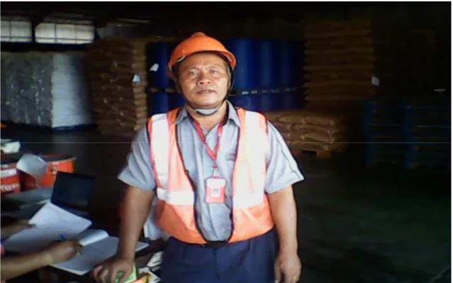 Foto bapak Saprudin di area gudang PT Bina Sinar Amity, Jl Raya Cakung Cilincing  km 3 Jakarta