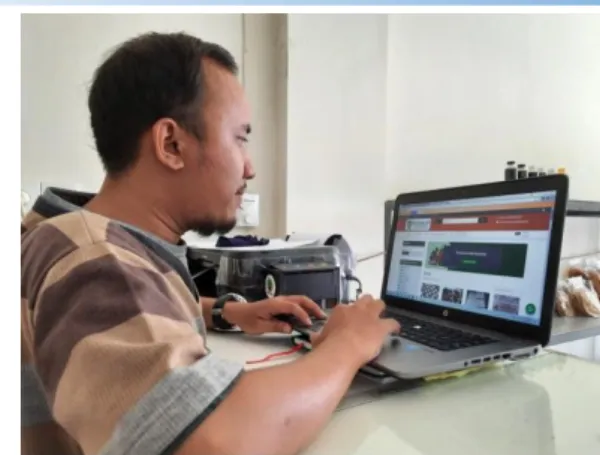 Gambar 5 mitra sedang memperlihatkan web yang telah dikembangkan 