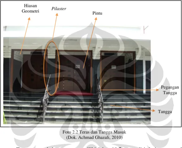 Foto 2.2 Teras dan Tangga Masuk   (Dok. Achmad Ghazali, 2010) Hiasan Geometri Pilaster Pintu  Tangga  Pegangan  Tangga 