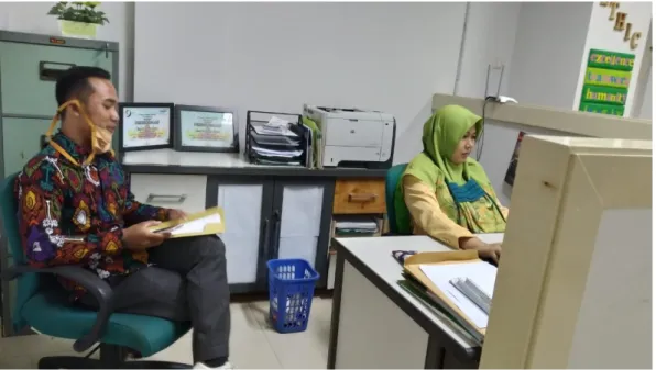 Foto 6. Wawancara dengan karyawan Bank Syariah Mandiri KCP Teluk  Betung 