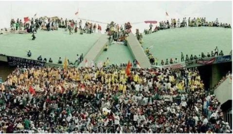 Gambar 17.Mahasiswa menduduki gedung MPR/DPR 1998  Sumber : https://bit.ly/2qUPRYZ 