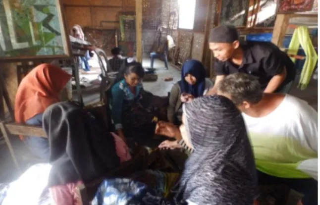 Gambar 3. Mengajar Turis Asing Membatik 