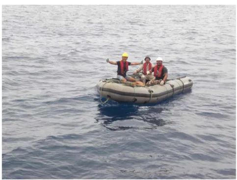 Gambar 12. Tim rubber boat melakukan recovery ADCP (floater) di lokasi B2
