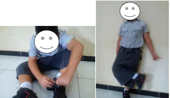 Foto ketika J praktek menggunakan kaos kaki terlihat J masih kesulitan merapikan kaos  kakinya dan masih butuh di bantu guru 