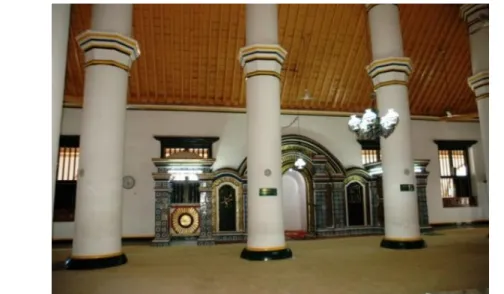 Gambar 6. Pola ornamen dan porselin pada bagian mihrab masjid 
