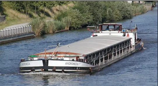 Gambar 2. 8. Self-Propelled Barge di Sungai Hannover, Jerman (Wikipedia, 2013)  II.5.1  Jenis Self-Propelled Barge 