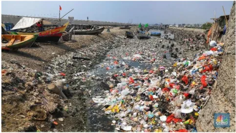 Gambar 1. 1 Ilustrasi penumpukan sampah di kawasan pesisir Indonesia Diprediksi  bahwa  sampah  akan  terus  bertambah,  didorong  oleh  4,3  miliar  kontribusi  dari  penduduk  perkotaan  yang  menghasilkan  sebanyak  kurang  lebih  1,42  kg/orang/hari (2