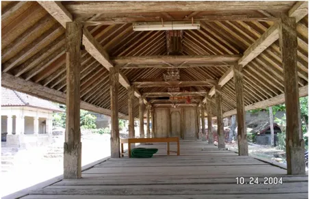 Gambar  II-4.    Bangunan  tradisional  dengan  Arsitektur Bali. Sistem struktur bangunan tradisional  ini  terdiri  dari saka (kolom) dan balok sunduk dengan penguat pasak