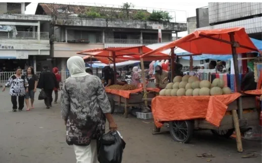 Gambar  25.  PKL  di  Jalan  Bukit  Tinggi  yang  menjual  buah-buahan  dengan  memakai gerobak