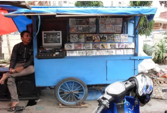 Gambar  26.  Tampak  seorang  PKL  di  Jalan  Imam  Bonjol  sedang  menunggu  barang dagangannya yang berupa kaset cd