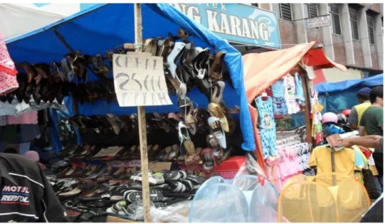 Gambar  27.  PKL  di  Jalan  Bukit  Tinggi  mendirikan  tenda  plastik  sebagai  tempat  menjajakan barang dagangannya