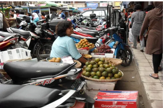 Gambar  31.  Pedagang  kaki  lima  yang  menjual  buah-buahan  di  emperan  toko  di  Jalan Batu Sangkar