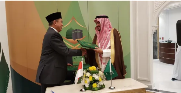 Gambar 1.1. Penyerahan MoU Hasil Kesepakatan-Kesepakatan tentang  Penyelenggaraan Ibadah Haji Indonesia oleh Menteri Haji dan Umrah 