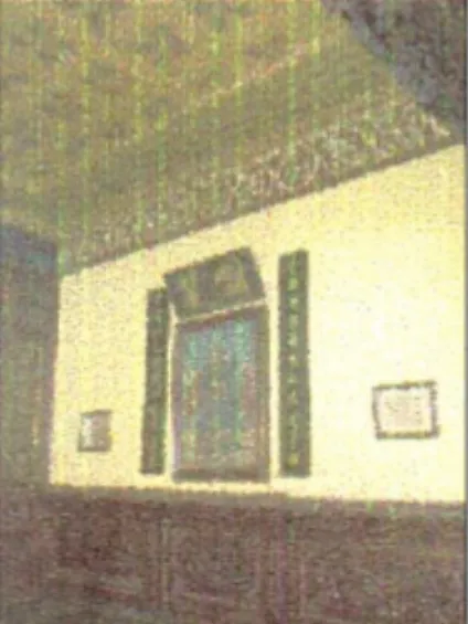Gambar 2.4. Dinding hall sembahyang       Gambar 2.5. Ukiran pada panel kayu. 