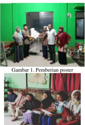 Gambar 1. Pemberian poster 