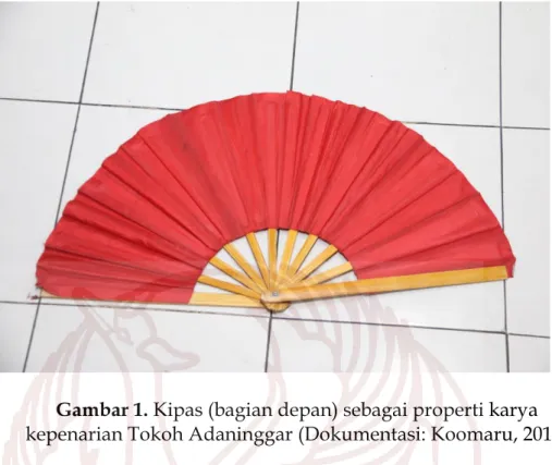 Gambar 1. Kipas (bagian depan) sebagai properti karya  kepenarian Tokoh Adaninggar (Dokumentasi: Koomaru, 2018) 