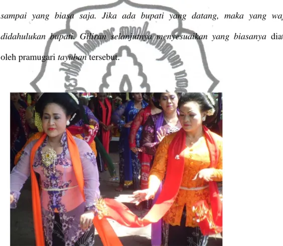Gambar 4.9 Waranggana yang sedang melakukan gambyongan  (dokumen Ningsih, 10 Oktober 2014)