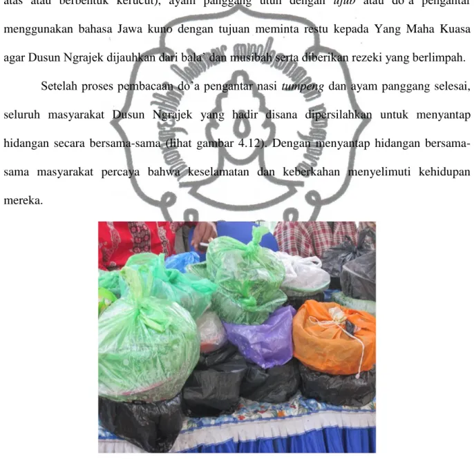 Gambar 4.12. Ayam Panggang yang masih ditutupi penutup kain yang dimasak oleh ibu-ibu  yang berada di Dusun Ngrajek