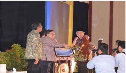 Gambar 3.2 Bupati Menerima Penghargaan WTP dari menteri keuangan, 2015, di Jakarta. 