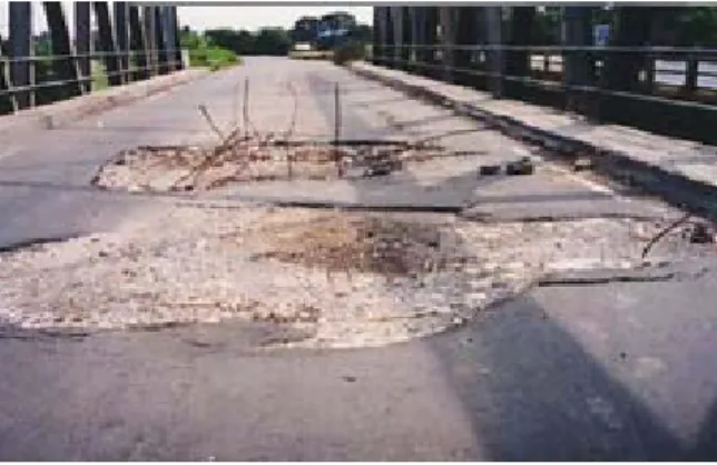 Gambar 39. Kerusakan Pada Lantai Jembatan  3). Drainase Jembatan 