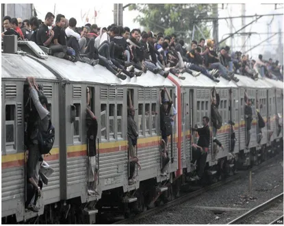 Gambar 3. Kondisi fasilitas transportasi Indonesia (sumber: www.voaindonesia.com)  Gambar  diatas  menjelaskan  bahwa  kondisi  fasilitas  transportasi  kereta  api  di  Indonesia  sangat  kurang